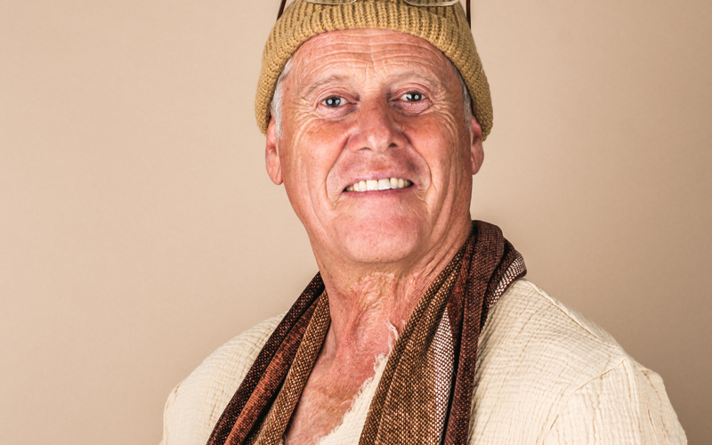 Afbeelding Van Een Lachende Man Met Een Sjaal