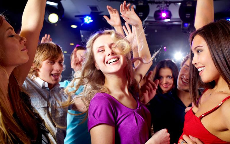 Waarom anderen willen dat je drinkt – en hoe je nee zegt